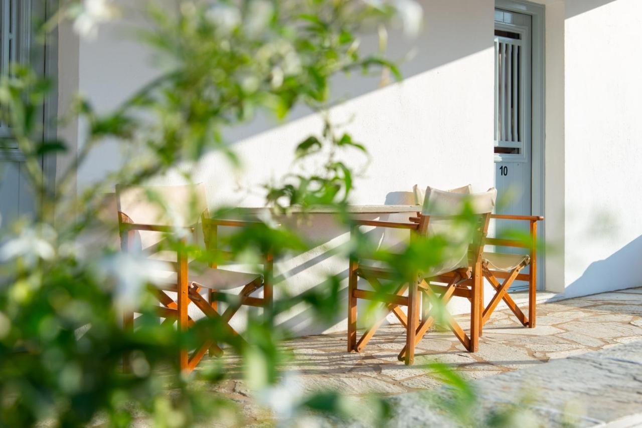 Hotel Themonia à Apollonía Extérieur photo